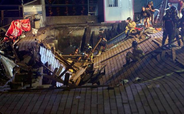 Un muelle de madera se ha hundido provocando la caída de decenas de asistentes al mar mientras asistían al festival O Marisquiño en Vigo.