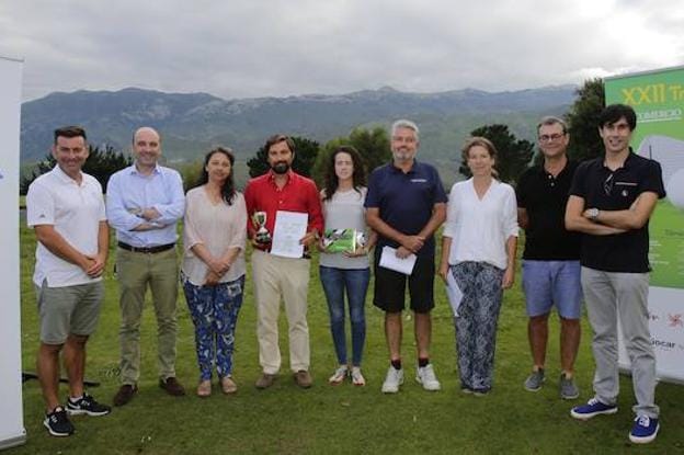 Los vencedores en la undécima prueba del XXII Trofeo EL COMERCIO-ABANCA posaron en latradicional foto de familia en el Golf Municipal de Llanes 