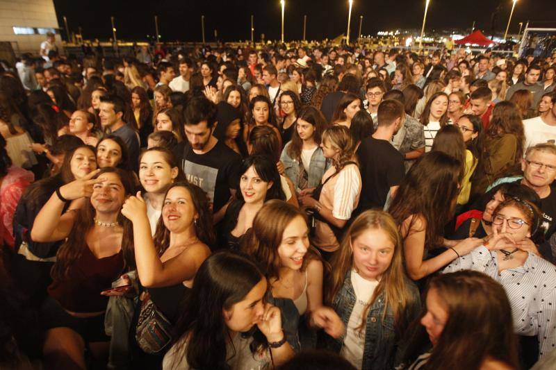 El público gijonés disfrutó del grupo murciano, que se entregó en su directo dentro de su gira 'Bailarina'.