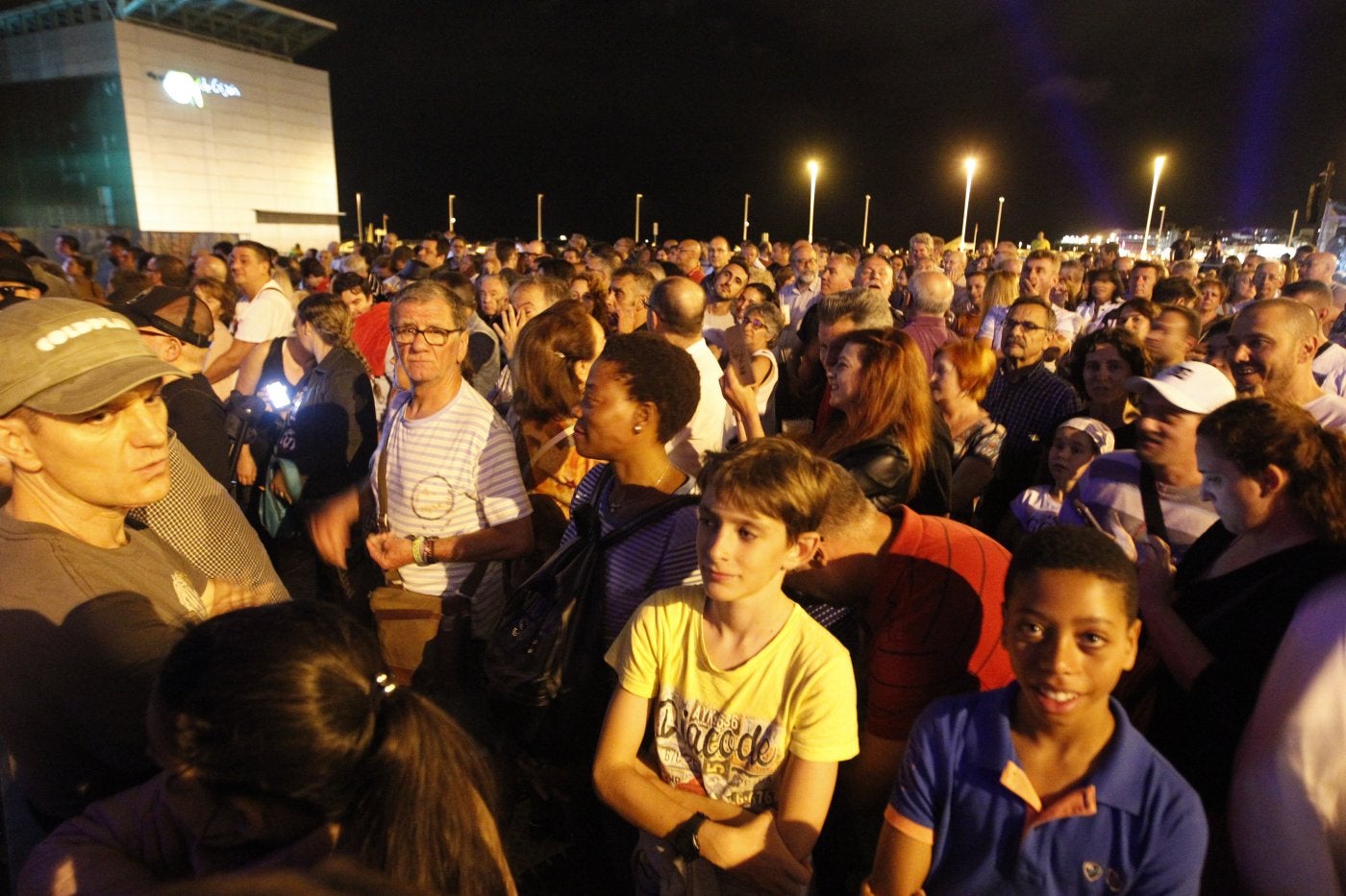 Imagen. Mucho público se acercó a presenciar el concierto.