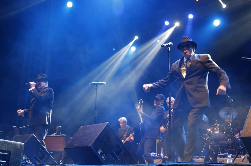 La formación, que ahonda en la esencia de la mítica banda original, derrochó energía en el escenario de Poniente al calor del público