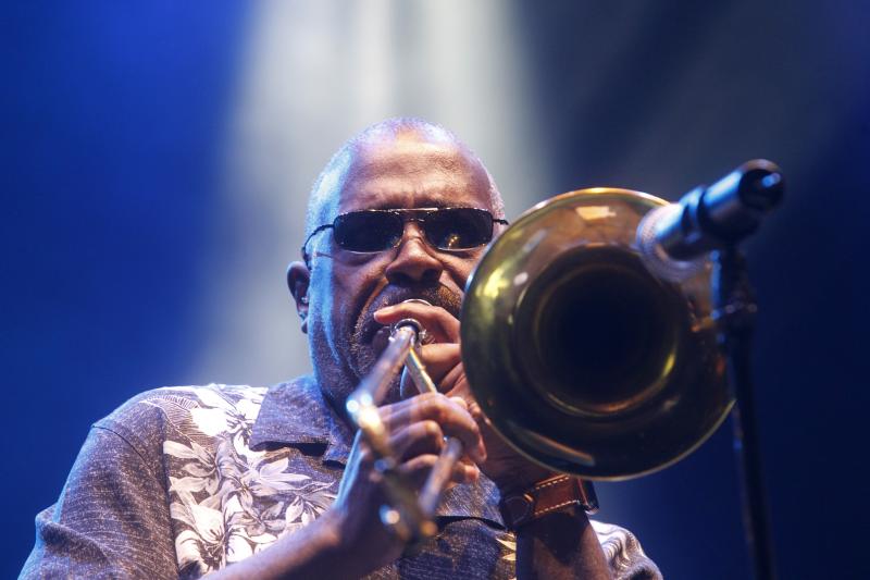 La formación, que ahonda en la esencia de la mítica banda original, derrochó energía en el escenario de Poniente al calor del público