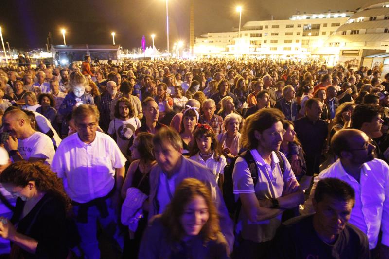 La formación, que ahonda en la esencia de la mítica banda original, derrochó energía en el escenario de Poniente al calor del público