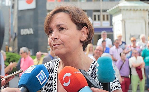 La alcaldesa Carmen Moriyón, atendiendo a los medios. 