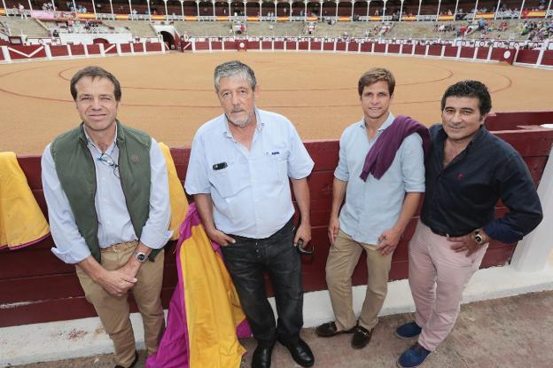 El ganadero Justo Hernández, de Garcigrande; Rafael Finat, Conde de Mayalde; El Juli y Quilo Tuya, presidente de la Peña Cocheras, en el callejón. 