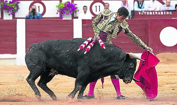 Saúl Jiménez Fortes, ante su primer oponente, al que cortó una oreja. 