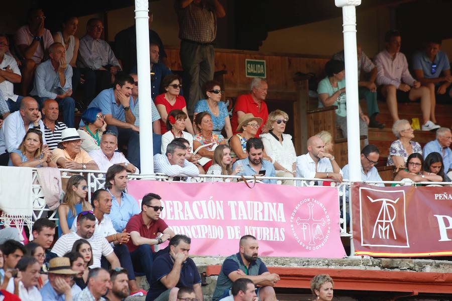 Los diestros Julián López «El Juli», José María Manzanares y Alejandro Talavante cortaron hoy una oreja cada uno en la quinta de feria en Gijón, una tarde engañosa en cuanto al escueto resultado artístico, pues los tres toreros rayaron a muy buena altura, perdiendo trofeos por culpa de los aceros.