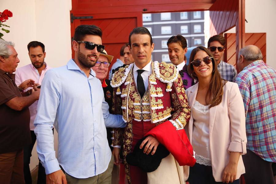 Los diestros Julián López «El Juli», José María Manzanares y Alejandro Talavante cortaron hoy una oreja cada uno en la quinta de feria en Gijón, una tarde engañosa en cuanto al escueto resultado artístico, pues los tres toreros rayaron a muy buena altura, perdiendo trofeos por culpa de los aceros.