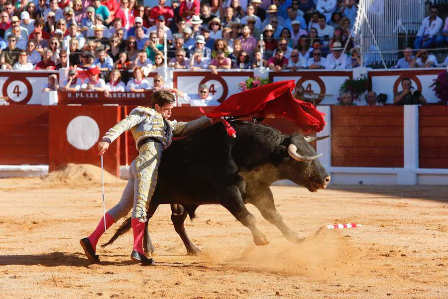 Los diestros Julián López «El Juli», José María Manzanares y Alejandro Talavante cortaron hoy una oreja cada uno en la quinta de feria en Gijón, una tarde engañosa en cuanto al escueto resultado artístico, pues los tres toreros rayaron a muy buena altura, perdiendo trofeos por culpa de los aceros.