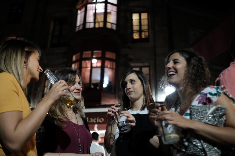 Miles de gijoneses y visitantes disfrutaron de una noche de fiesta con el gran espectáculo de los Fuegos como protagonista