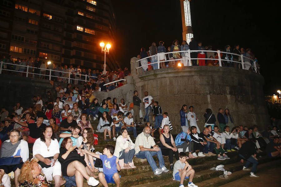 Miles de gijoneses y visitantes disfrutaron de una noche de fiesta con el gran espectáculo de los Fuegos como protagonista