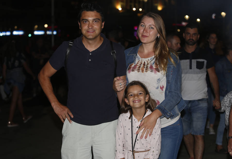 Miles de gijoneses y visitantes disfrutaron de una noche de fiesta con el gran espectáculo de los Fuegos como protagonista