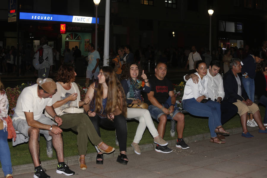 Miles de gijoneses y visitantes disfrutaron de una noche de fiesta con el gran espectáculo de los Fuegos como protagonista