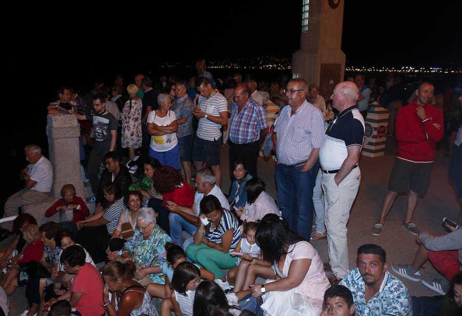 Miles de gijoneses y visitantes disfrutaron de una noche de fiesta con el gran espectáculo de los Fuegos como protagonista