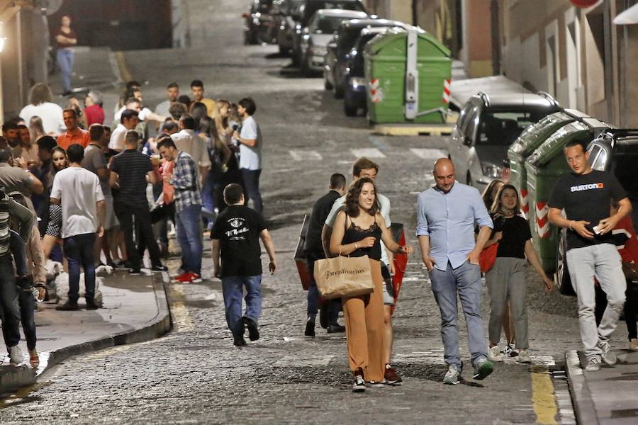 Miles de gijoneses y visitantes disfrutaron de una noche de fiesta con el gran espectáculo de los Fuegos como protagonista