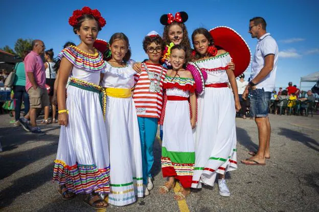 Un grupo de niñas, con vestidos de mexicanas y disfraces de los personajes Minnie y Wally.