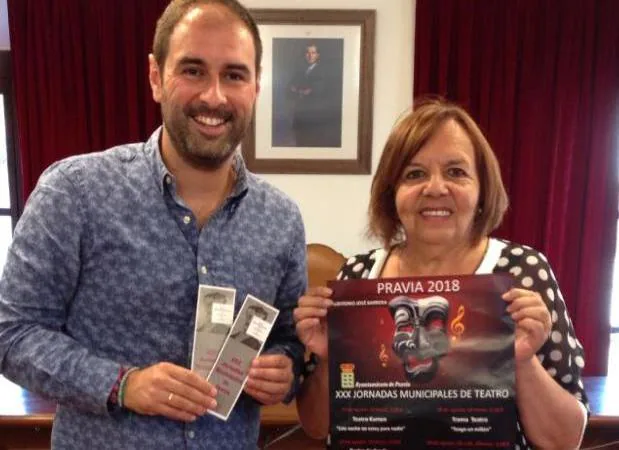 David Fernández y Valle Iturre, con el cartel de las jornadas. 