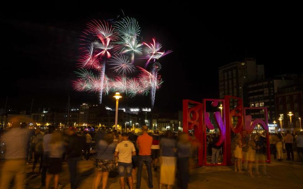 Un momento del espectáculo visto desde el puerto deportivo.