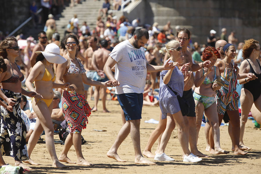 La playa y el Muro de San Lorenzo fueron el escenario de la tradicional danza prima. Tras ello, la ciudad retumbó con el Restallón, una descarga de 464 unidades de disparo que la pirotecnia de Ricardo Caballer lanzó desde el Cerro de Santa Catalina y que provocó un ensordecedor estruendo durante casi siete minutos.