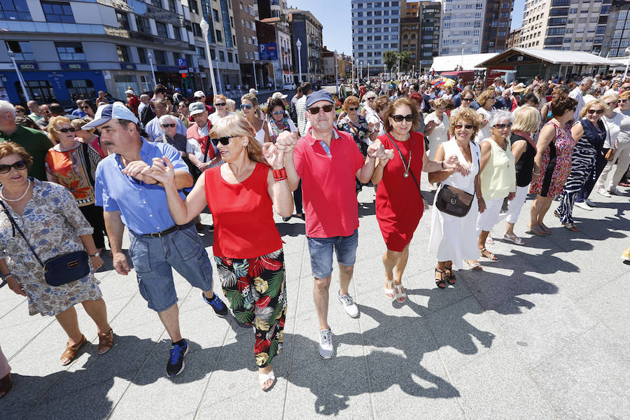 La playa y el Muro de San Lorenzo fueron el escenario de la tradicional danza prima. Tras ello, la ciudad retumbó con el Restallón, una descarga de 464 unidades de disparo que la pirotecnia de Ricardo Caballer lanzó desde el Cerro de Santa Catalina y que provocó un ensordecedor estruendo durante casi siete minutos.