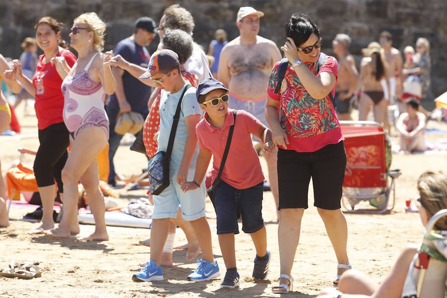 La playa y el Muro de San Lorenzo fueron el escenario de la tradicional danza prima. Tras ello, la ciudad retumbó con el Restallón, una descarga de 464 unidades de disparo que la pirotecnia de Ricardo Caballer lanzó desde el Cerro de Santa Catalina y que provocó un ensordecedor estruendo durante casi siete minutos.