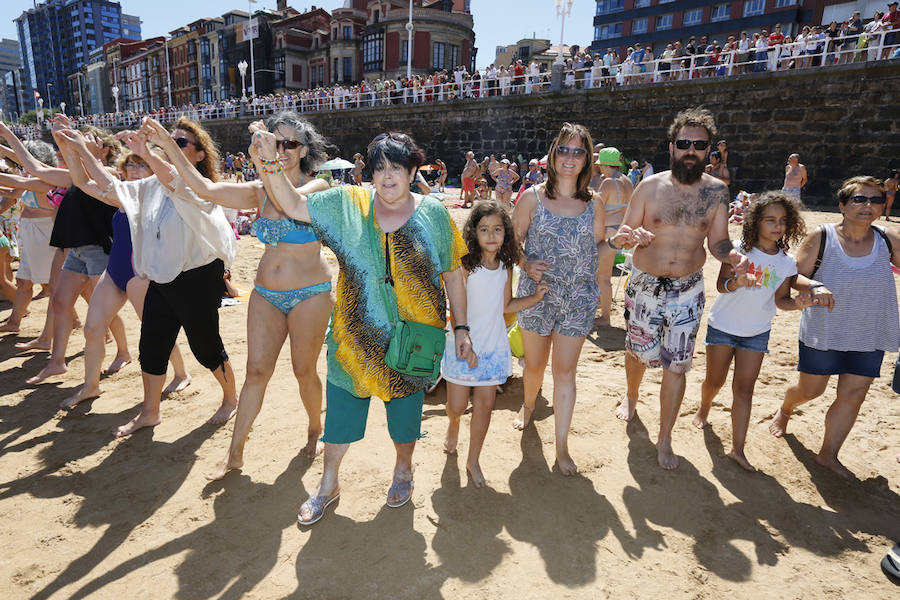 La playa y el Muro de San Lorenzo fueron el escenario de la tradicional danza prima. Tras ello, la ciudad retumbó con el Restallón, una descarga de 464 unidades de disparo que la pirotecnia de Ricardo Caballer lanzó desde el Cerro de Santa Catalina y que provocó un ensordecedor estruendo durante casi siete minutos.