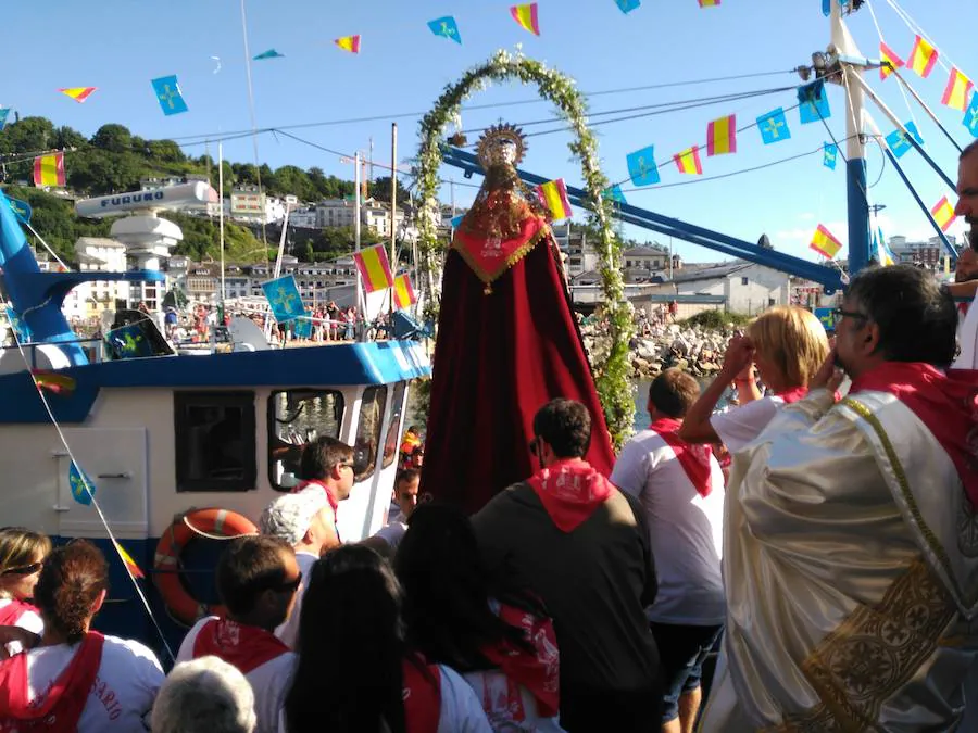 La villa luarquesa celebró el día grande en las fiestas dedicadas a Nuestra Señora del Rosario. Es tradición que cada 15 de agosto la procesión con la talla se lleve desde la iglesia hasta el puerto, se embarque y recorra las inmediaciones.