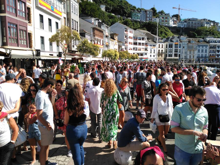 La villa luarquesa celebró el día grande en las fiestas dedicadas a Nuestra Señora del Rosario. Es tradición que cada 15 de agosto la procesión con la talla se lleve desde la iglesia hasta el puerto, se embarque y recorra las inmediaciones.