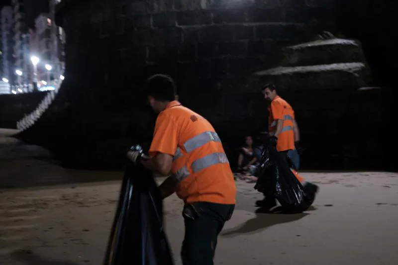 Hasta ocho toneladas de residuos han sido retirados de las playas de San Lorenzo y Poniente tras la noche de los Fuegos de Gijón. El operativo de limpieza de Emulsa estaba integrado por 59 personas. 