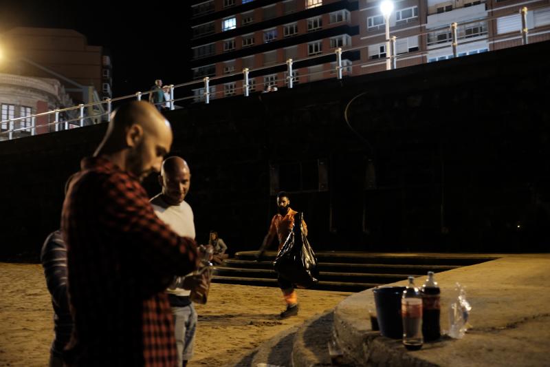Hasta ocho toneladas de residuos han sido retirados de las playas de San Lorenzo y Poniente tras la noche de los Fuegos de Gijón. El operativo de limpieza de Emulsa estaba integrado por 59 personas. 