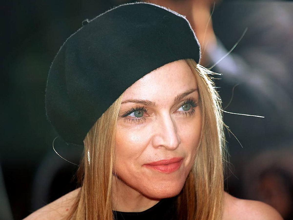 Madonna cumple 60 años sigue siendo un icono de la música y de mucho más. Ha sido su particular estilo de vida y su personalidad lo que le han llevado al éxito. Destaca por ser una mujer que entra en conflicto con las cuestiones sociales que están más de actualidad.