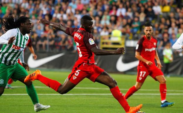 El sevillista Amadou, en una acción del partido. 