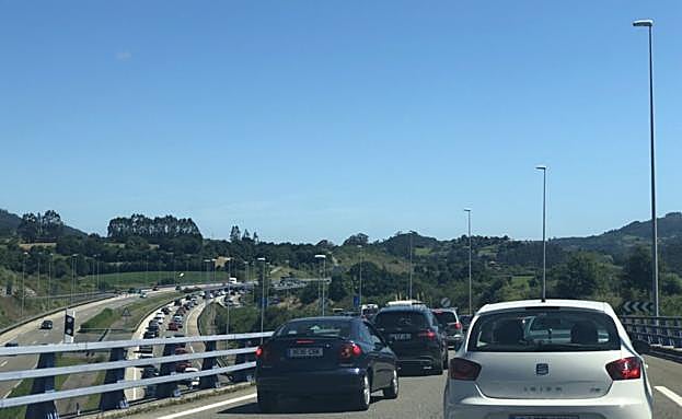 Atascos kilométricos en la autovía del Cantábrico por la afluencia a las playas