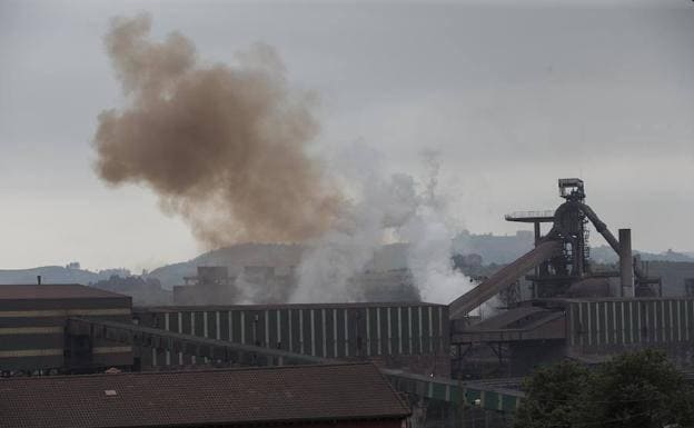 Nube de contaminación en la factoría de ArcelorMittal en Veriña.