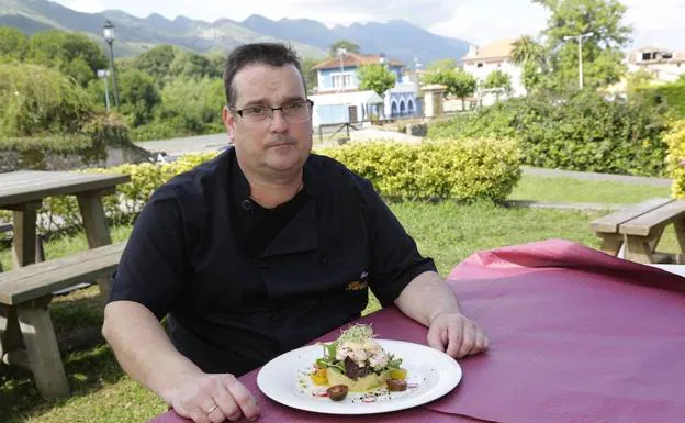 Ángel Mateo Saria, con su ensalada de langostinos, en el exterior de Casa Marisa