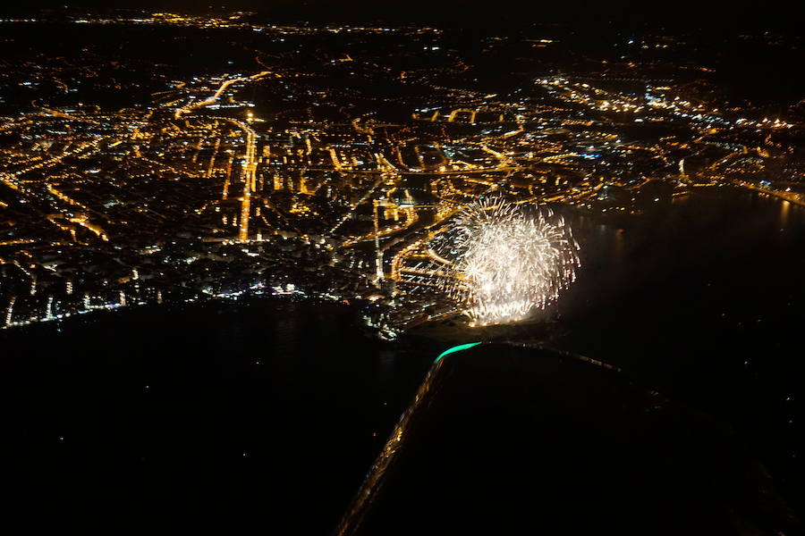 El espectáculo pirotécnico de la Semana Grande de Gijón dejó este año unas imágenes espectaculares, tanto desde tierra como desde el aire, tal como evidencian las fotos tomadas por pilotos de la Falcon Air Academy de Gijón. 