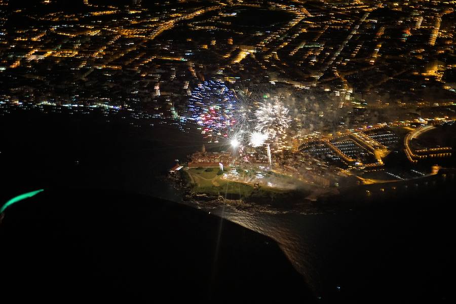 El espectáculo pirotécnico de la Semana Grande de Gijón dejó este año unas imágenes espectaculares, tanto desde tierra como desde el aire, tal como evidencian las fotos tomadas por pilotos de la Falcon Air Academy de Gijón. 
