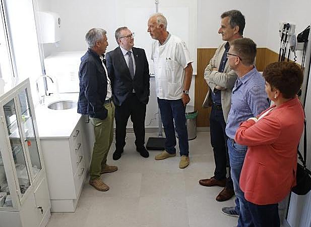 En el despacho de enfermería, el regidor coyán Marcelino Martínez, el consejero Francisco del Busto y el personal sanitario. 