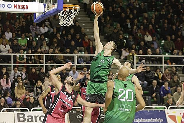 Rolandas Jakstas entra a canasta en el encuentro de la pasada temporada ante el Valladolid. 