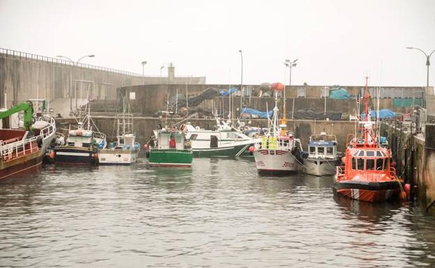 Los barcos permanecen este viernes atracados en el puerto de Llanes.