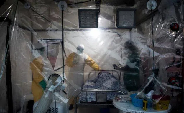 Tres médicos tratan a un enfermo de ébola en la región de Beni. 
