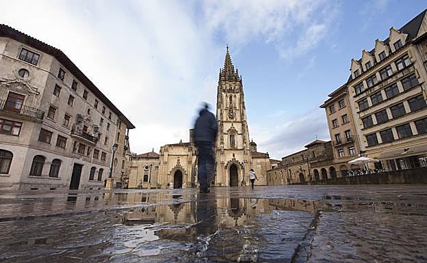 Oviedo destina 100.000 euros a la reparación del pavimento del entorno de la Catedral
