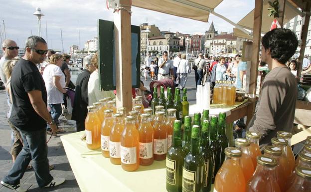 El Mercadín de la Sidra quedará instalado mañana en el Muelle, en Gijón.