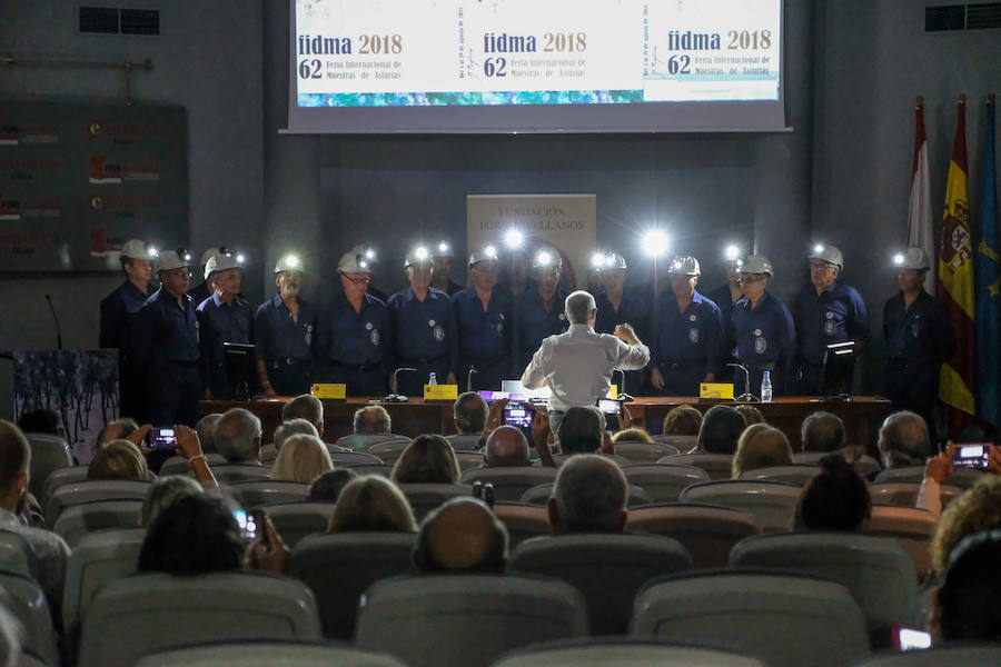La ofrenda floral al ilustre escritor gijonés y la actuación del Coro Minero de Turón fueron los actos centrales de la jornada en el recinto Luis Adaro.