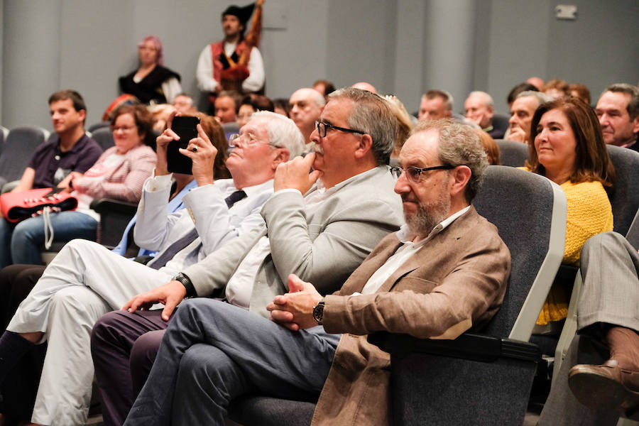 La ofrenda floral al ilustre escritor gijonés y la actuación del Coro Minero de Turón fueron los actos centrales de la jornada en el recinto Luis Adaro.