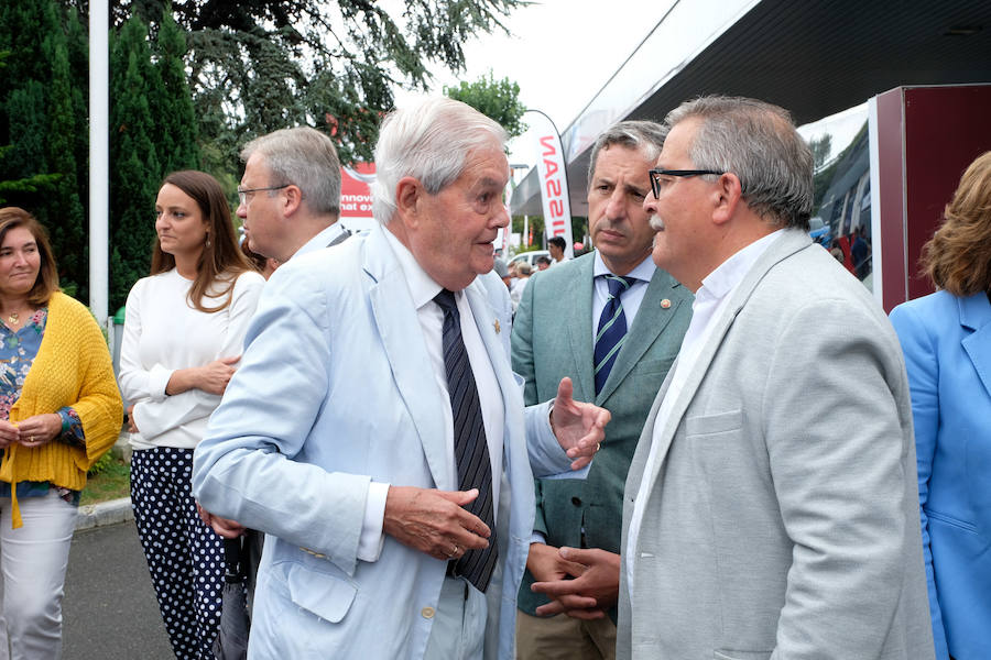 La ofrenda floral al ilustre escritor gijonés y la actuación del Coro Minero de Turón fueron los actos centrales de la jornada en el recinto Luis Adaro.