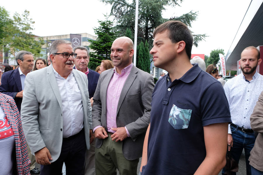 La ofrenda floral al ilustre escritor gijonés y la actuación del Coro Minero de Turón fueron los actos centrales de la jornada en el recinto Luis Adaro.