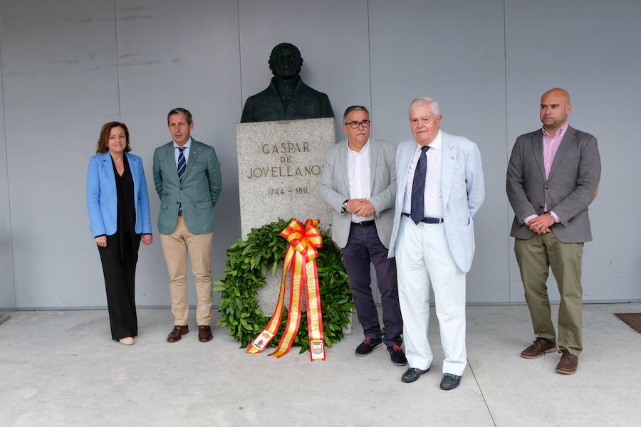La ofrenda floral al ilustre escritor gijonés y la actuación del Coro Minero de Turón fueron los actos centrales de la jornada en el recinto Luis Adaro.