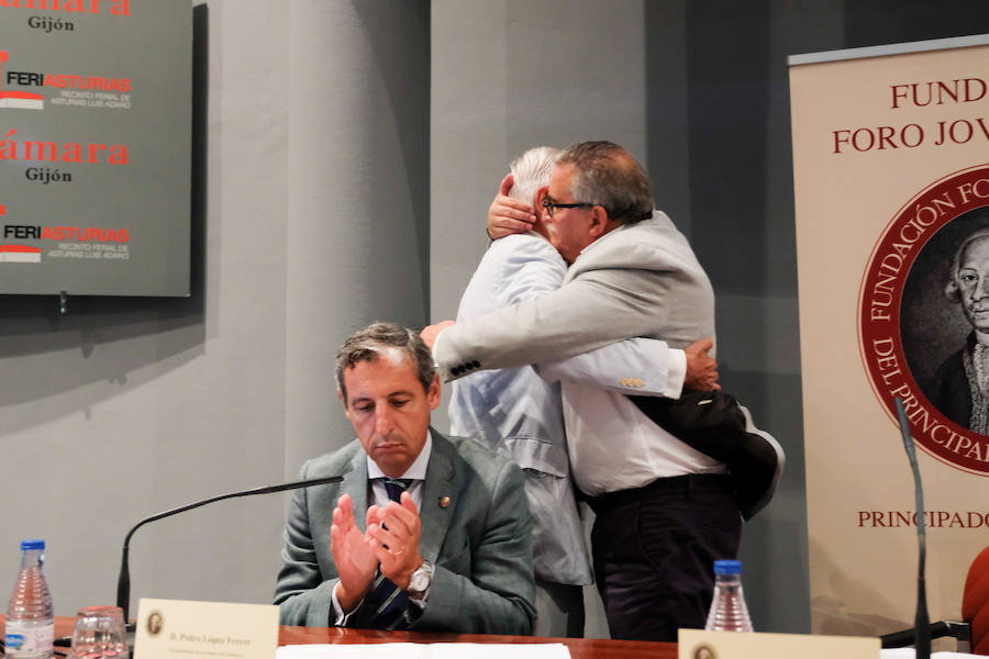 La ofrenda floral al ilustre escritor gijonés y la actuación del Coro Minero de Turón fueron los actos centrales de la jornada en el recinto Luis Adaro.