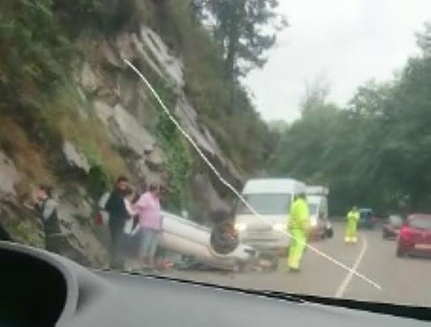 El coche volcado en el kilómetro 335 de la N-634 en una imagen tomada desde otro vehículo. 